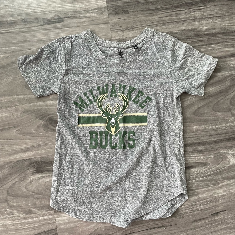 Women’s medium Milwaukee bucks short sleeve